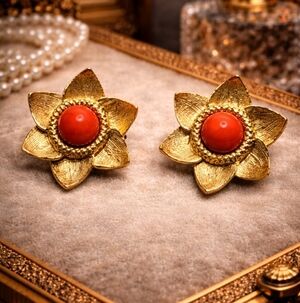 VINTAGE GOLD PLATED FLOWER CLIP-ON EARRINGS RED CABOCHON STONE MID-CENTURY RETRO